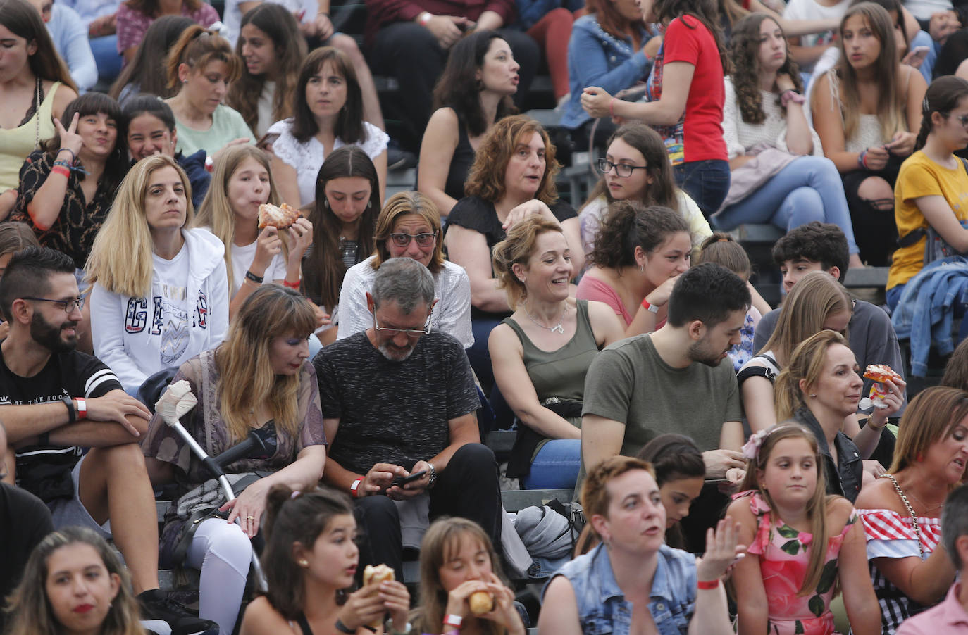 Los concursantes de la última edición del programa 'Operación Triunfo' congregaron a unos 4.000 incondicionales la explanada de Marina Civil.