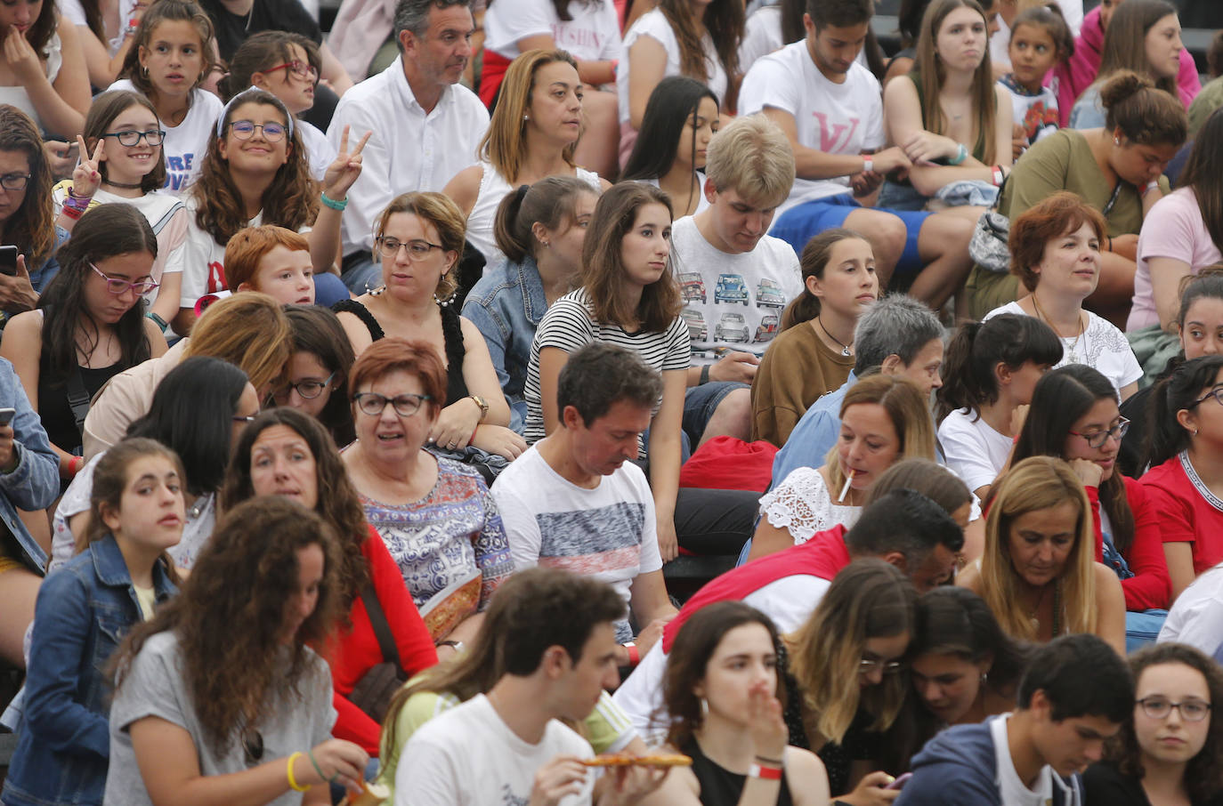 Los concursantes de la última edición del programa 'Operación Triunfo' congregaron a unos 4.000 incondicionales la explanada de Marina Civil.