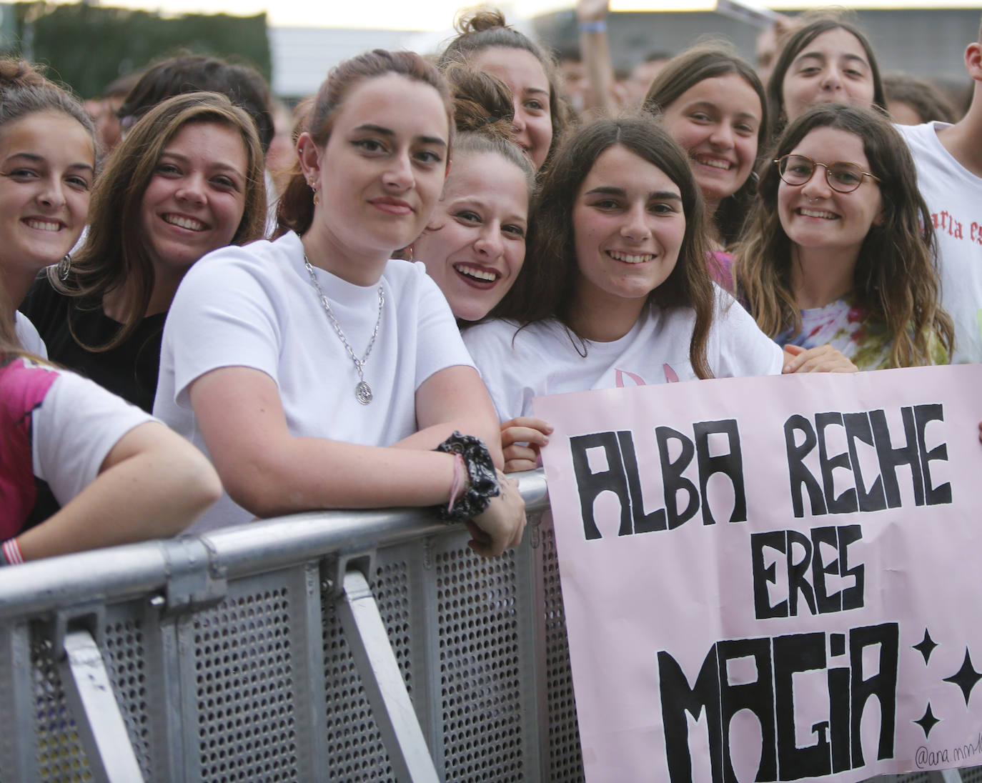 Los concursantes de la última edición del programa 'Operación Triunfo' congregaron a unos 4.000 incondicionales la explanada de Marina Civil.