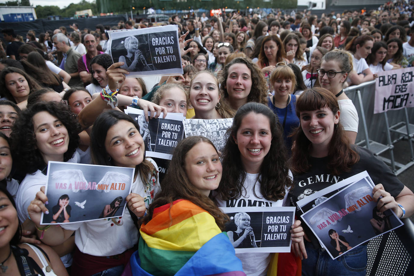 Los concursantes de la última edición del programa 'Operación Triunfo' congregaron a unos 4.000 incondicionales la explanada de Marina Civil.