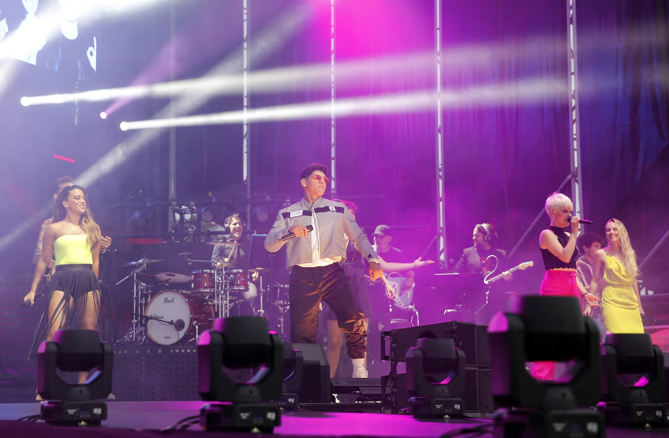 Los concursantes de la última edición del programa 'Operación Triunfo' congregaron a unos 4.000 incondicionales la explanada de Marina Civil.