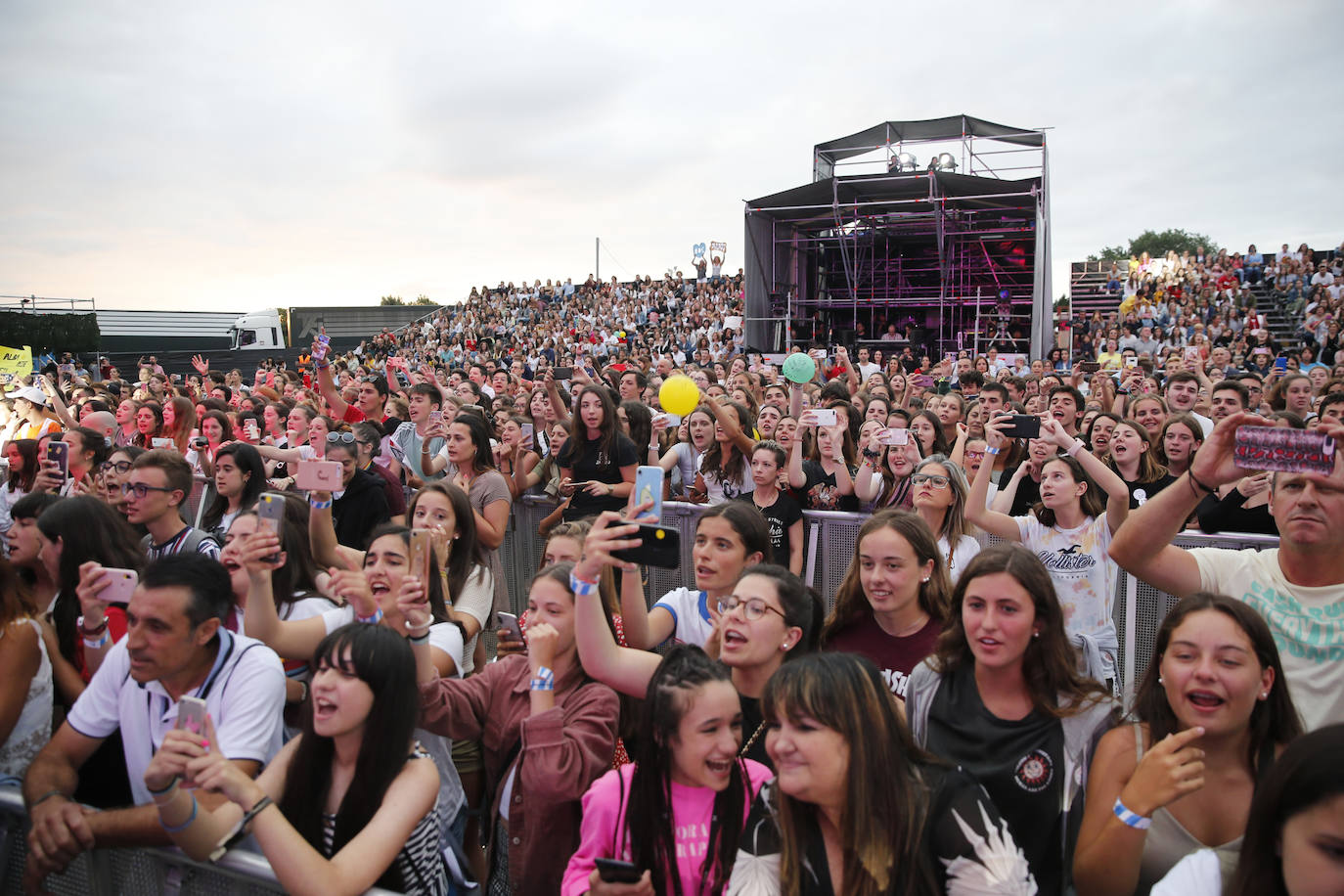 Los concursantes de la última edición del programa 'Operación Triunfo' congregaron a unos 4.000 incondicionales la explanada de Marina Civil.