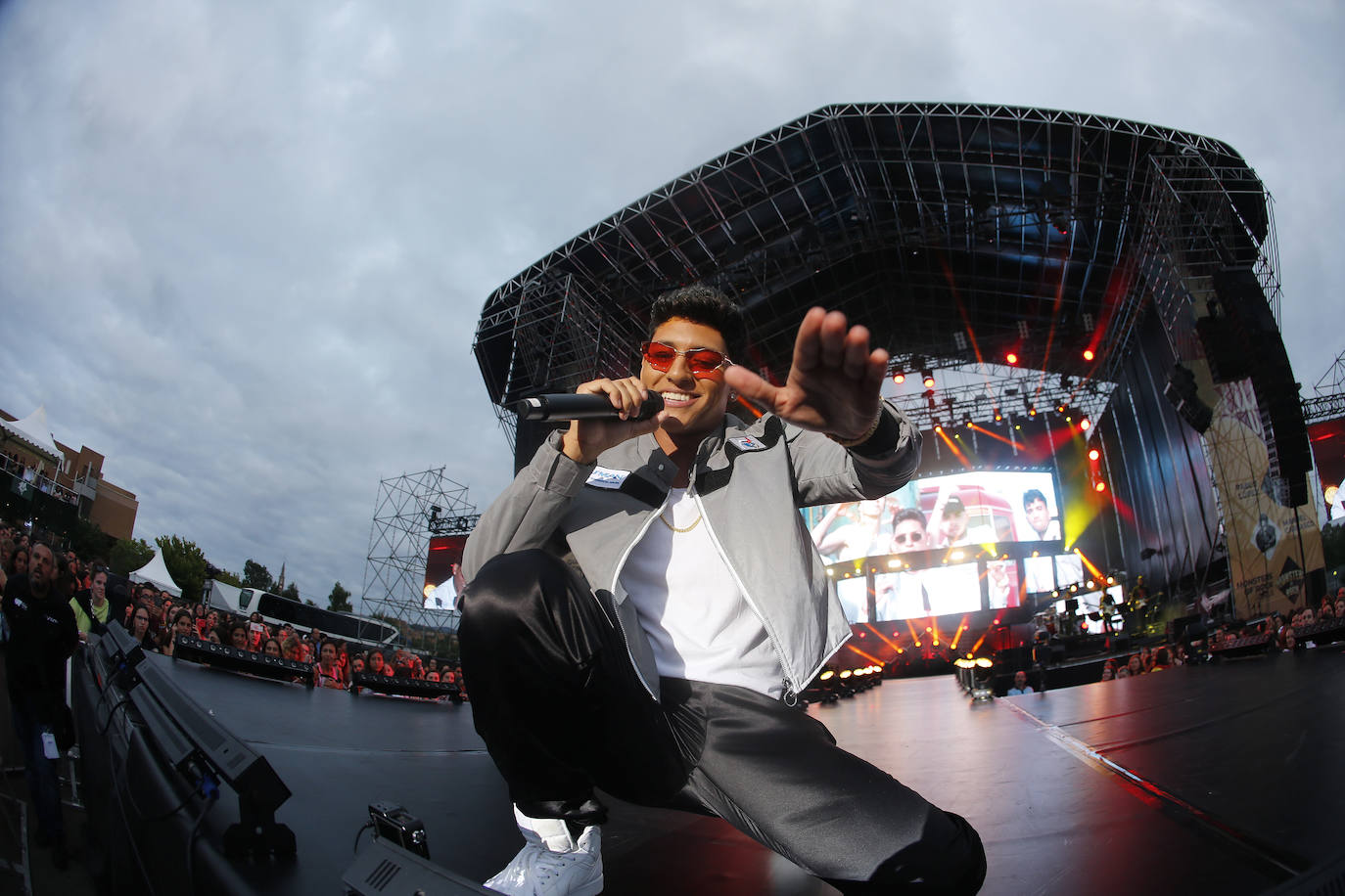 Los concursantes de la última edición del programa 'Operación Triunfo' congregaron a unos 4.000 incondicionales la explanada de Marina Civil.