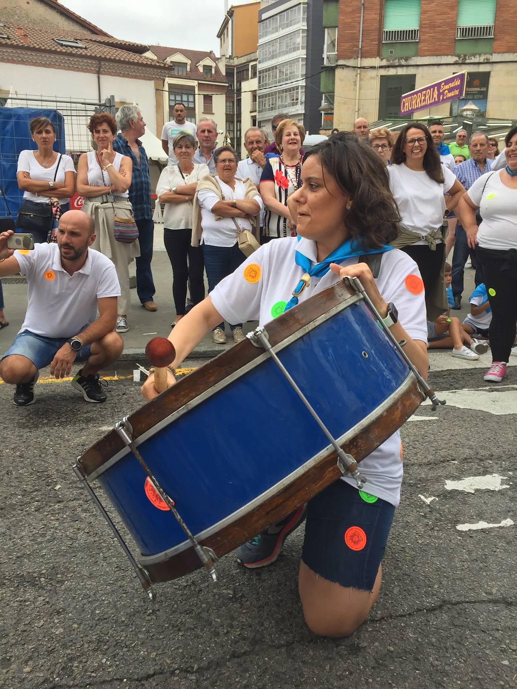 El campo de Los campos de la Sobatiella reciben a cientos de personas para disfrutar de una jornada festiva en la se pone coto al botellón. 