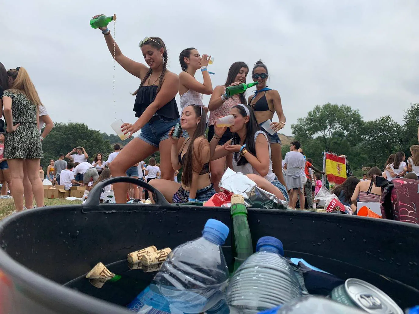 El campo de Los campos de la Sobatiella reciben a cientos de personas para disfrutar de una jornada festiva en la se pone coto al botellón. 