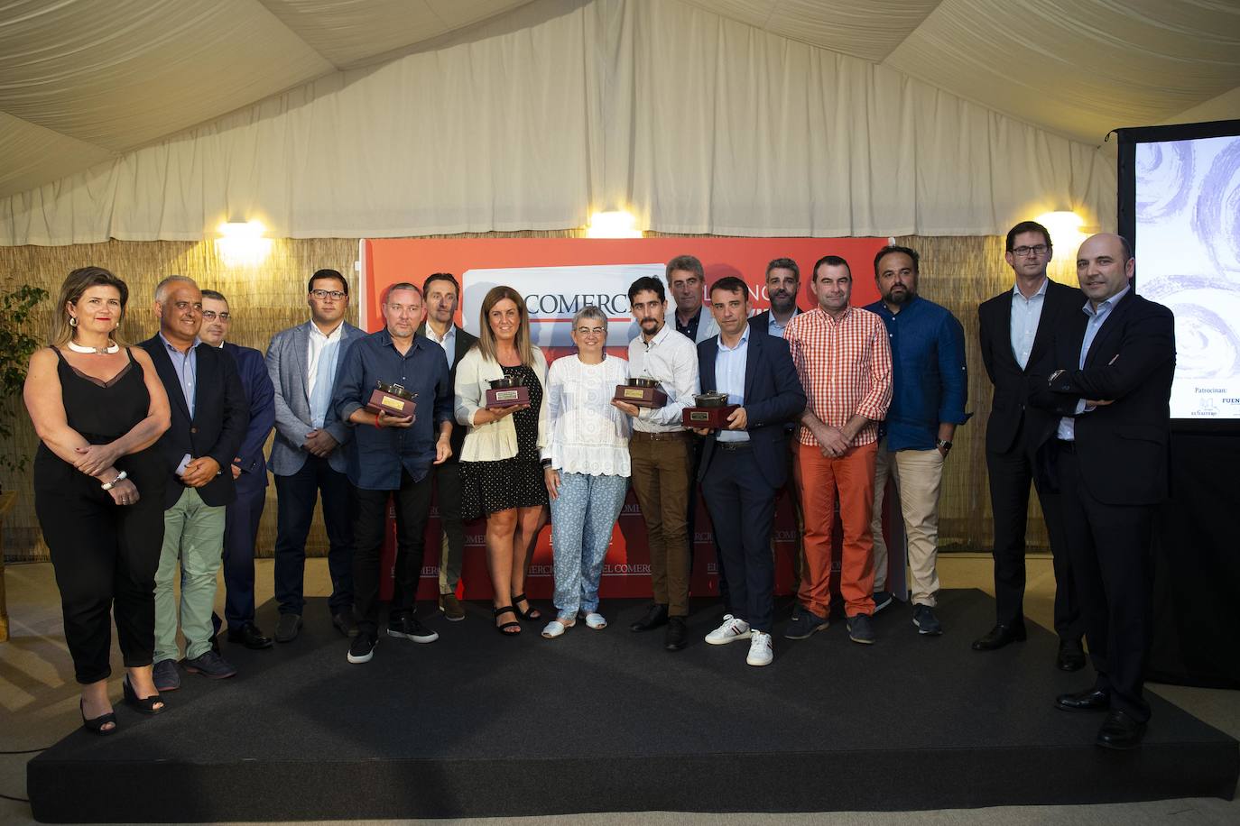 Este lunes tuvo lugar la entrega de los Premios Calderetas de Don Calixto en el Palacio de La Riega, en donde se reconoció a Albert Adrià, como Maestro Nacional; El Cenador del Azul, Maestro Asturiano, y Ricardo Fernández a la proyección. Marcos Granda estrena un nuevo premio al Impulso Gastronómico.