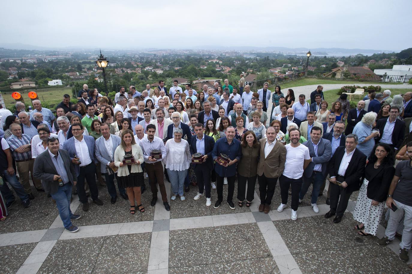Este lunes tuvo lugar la entrega de los Premios Calderetas de Don Calixto en el Palacio de La Riega, en donde se reconoció a Albert Adrià, como Maestro Nacional; El Cenador del Azul, Maestro Asturiano, y Ricardo Fernández a la proyección. Marcos Granda estrena un nuevo premio al Impulso Gastronómico.