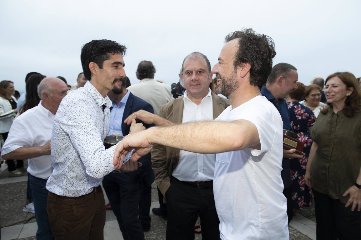 Este lunes tuvo lugar la entrega de los Premios Calderetas de Don Calixto en el Palacio de La Riega, en donde se reconoció a Albert Adrià, como Maestro Nacional; El Cenador del Azul, Maestro Asturiano, y Ricardo Fernández a la proyección. Marcos Granda estrena un nuevo premio al Impulso Gastronómico.