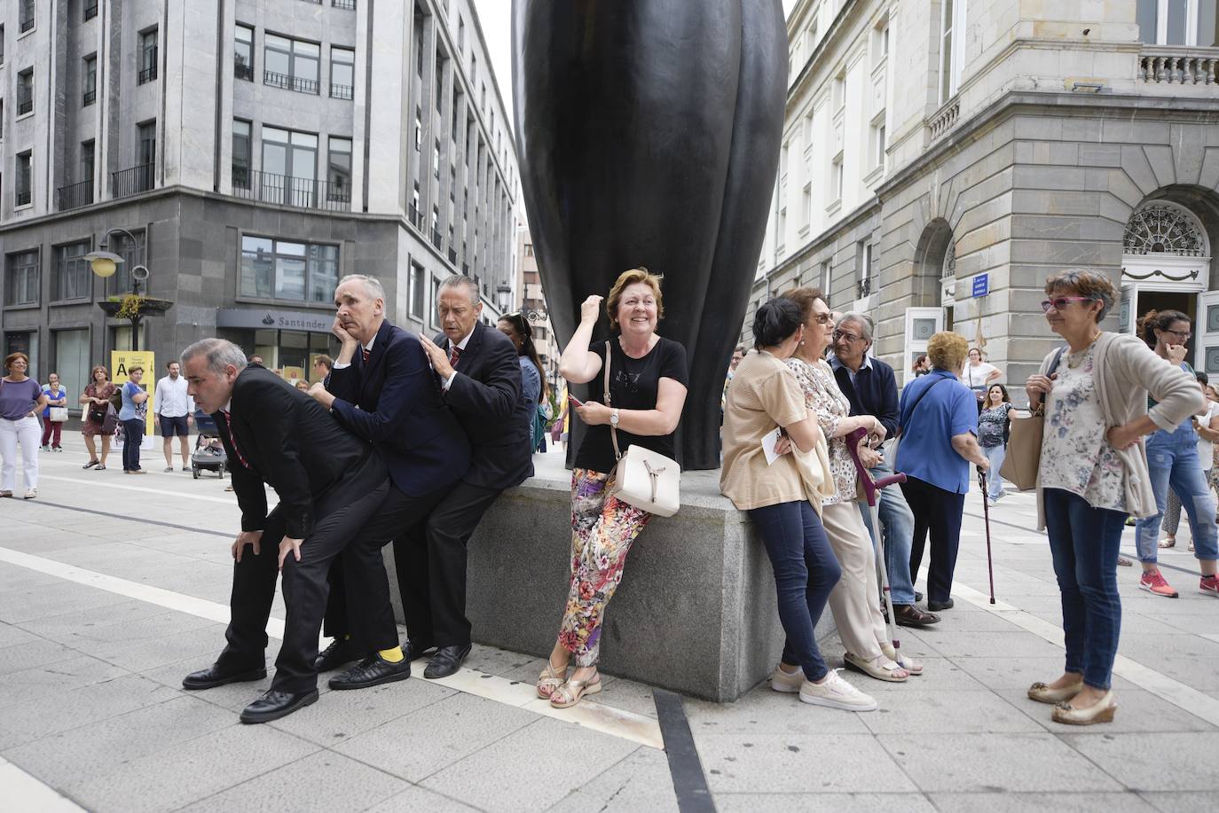 La compañía 'The Primitives' sorprendió a los viandantes que paseaban en la mañana de este lunes por el centro de Oviedo, en concreto en los exteriores del teatro Campoamor. Esta actuación forma parte del III Festival de Artes Escénicas en la calle.