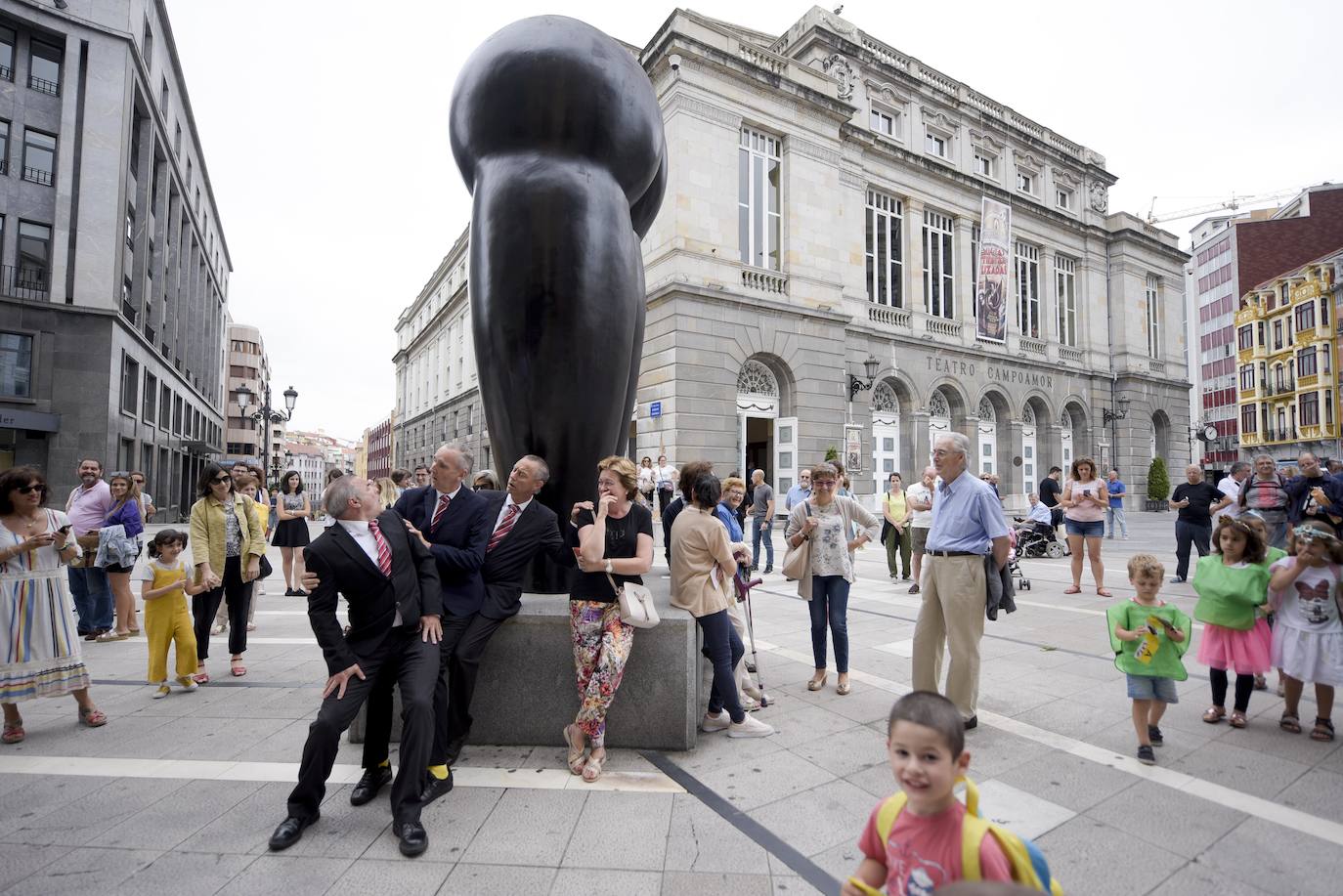 La compañía 'The Primitives' sorprendió a los viandantes que paseaban en la mañana de este lunes por el centro de Oviedo, en concreto en los exteriores del teatro Campoamor. Esta actuación forma parte del III Festival de Artes Escénicas en la calle.
