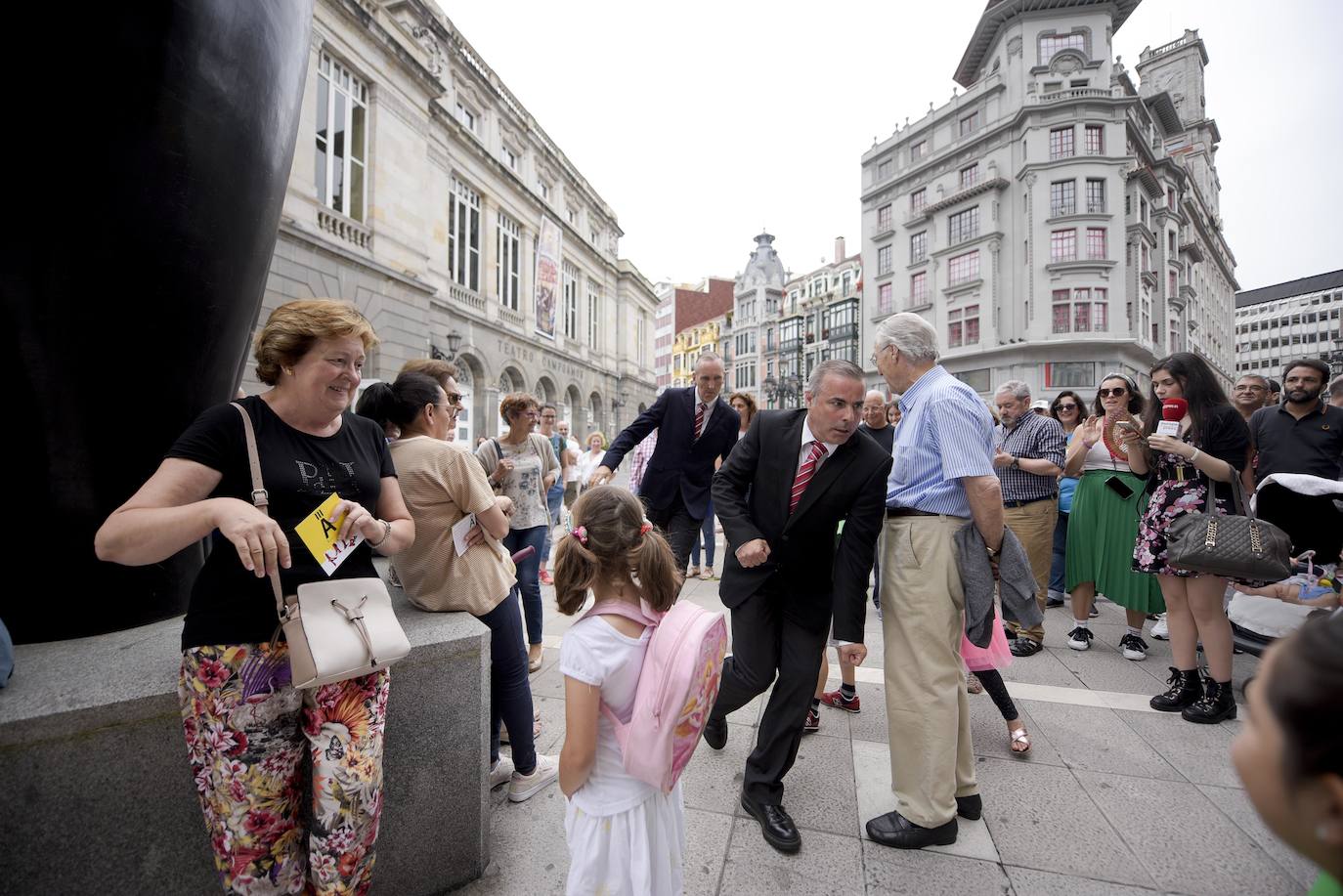 La compañía 'The Primitives' sorprendió a los viandantes que paseaban en la mañana de este lunes por el centro de Oviedo, en concreto en los exteriores del teatro Campoamor. Esta actuación forma parte del III Festival de Artes Escénicas en la calle.