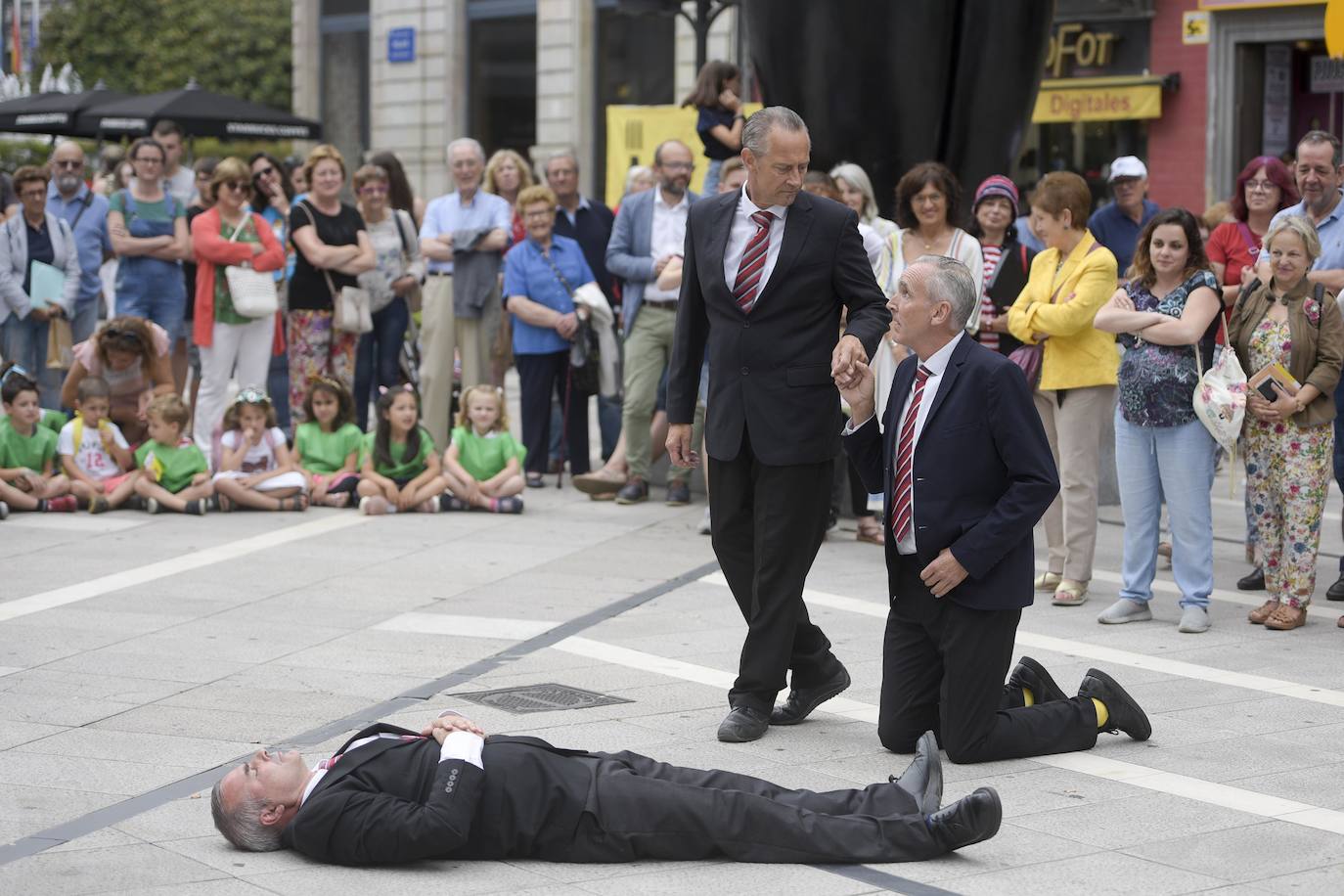 La compañía 'The Primitives' sorprendió a los viandantes que paseaban en la mañana de este lunes por el centro de Oviedo, en concreto en los exteriores del teatro Campoamor. Esta actuación forma parte del III Festival de Artes Escénicas en la calle.