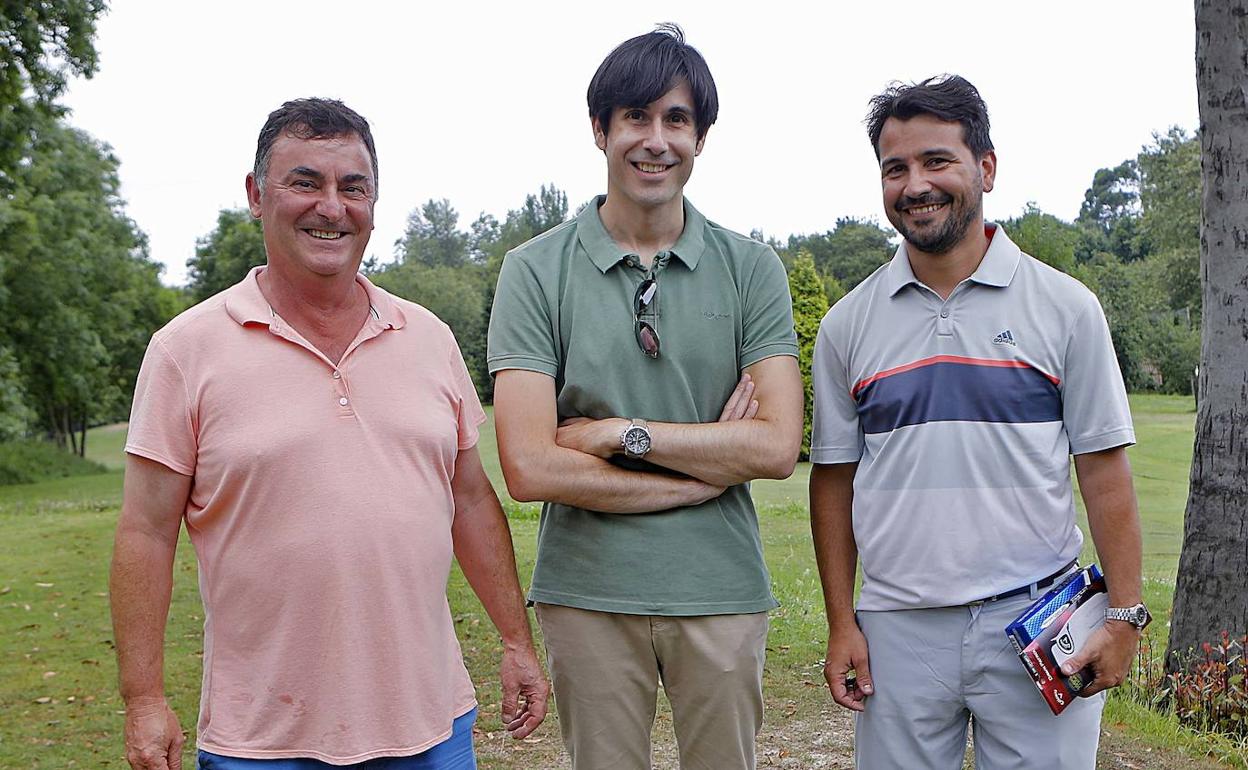 Juan Manuel Carré, Roberto Torre, de ABANCA, y Tomás Santamarina, al término del campeonato