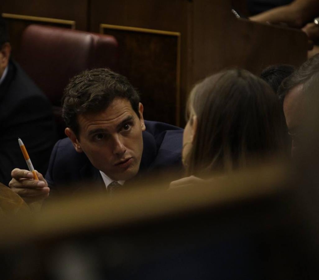 Albert Rivera comenta con Inés Arrimadas detalles de última hora.