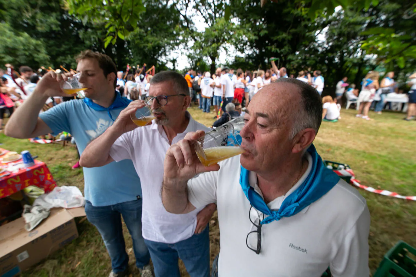 Los campos de la Sobatiella reciben a cientos de personas para disfrutar de una jornada festiva en la se pone coto al botellón. 