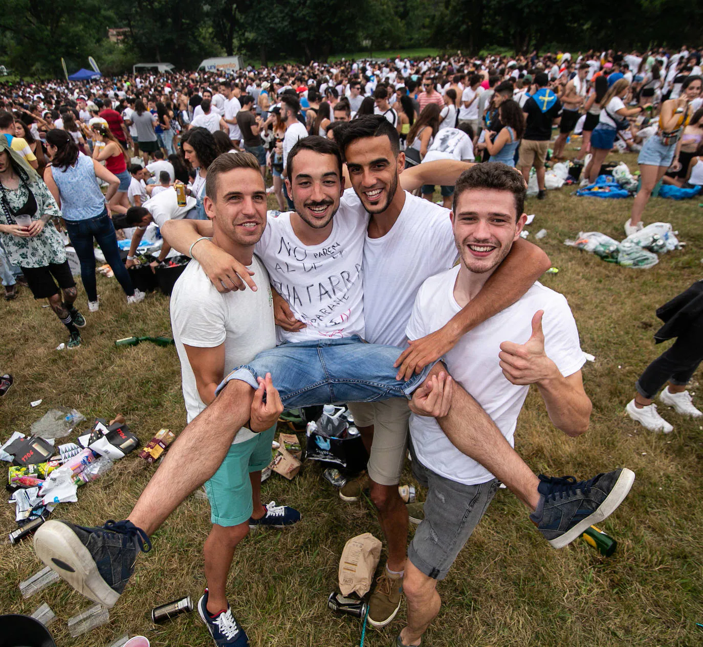 Los campos de la Sobatiella reciben a cientos de personas para disfrutar de una jornada festiva en la se pone coto al botellón. 