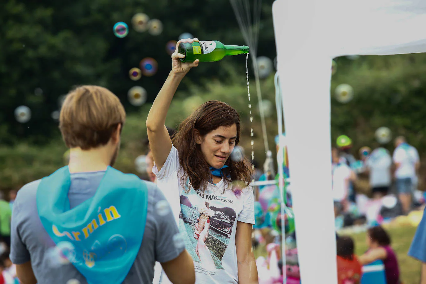 Los campos de la Sobatiella reciben a cientos de personas para disfrutar de una jornada festiva en la se pone coto al botellón. 