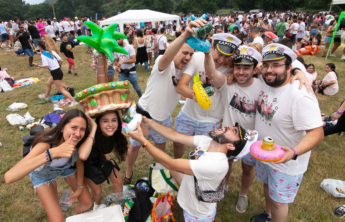 Los campos de la Sobatiella reciben a cientos de personas para disfrutar de una jornada festiva en la se pone coto al botellón. 