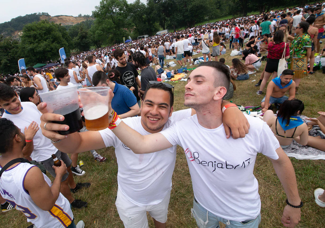 Los campos de la Sobatiella reciben a cientos de personas para disfrutar de una jornada festiva en la se pone coto al botellón. 