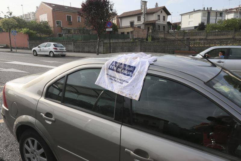 Es, por desgracia, casi tan clásico como la propia fiesta del Carmín. El prau de la Sobatiella y las calles de la Pola volvieron a amanecer cubiertas de la basura y los desperdicios que dejaron muchas horas de folixa. Hoy toca limpiar.