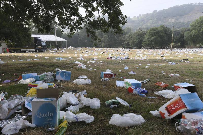 Es, por desgracia, casi tan clásico como la propia fiesta del Carmín. El prau de la Sobatiella y las calles de la Pola volvieron a amanecer cubiertas de la basura y los desperdicios que dejaron muchas horas de folixa. Hoy toca limpiar.