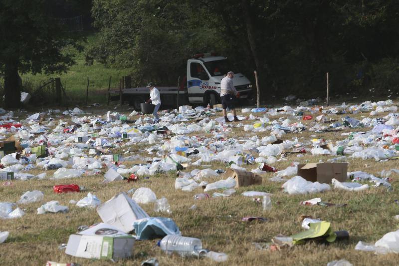 Es, por desgracia, casi tan clásico como la propia fiesta del Carmín. El prau de la Sobatiella y las calles de la Pola volvieron a amanecer cubiertas de la basura y los desperdicios que dejaron muchas horas de folixa. Hoy toca limpiar.