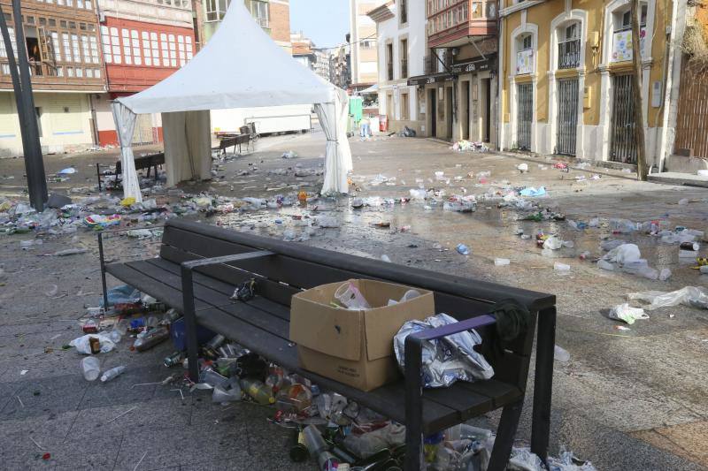 Es, por desgracia, casi tan clásico como la propia fiesta del Carmín. El prau de la Sobatiella y las calles de la Pola volvieron a amanecer cubiertas de la basura y los desperdicios que dejaron muchas horas de folixa. Hoy toca limpiar.