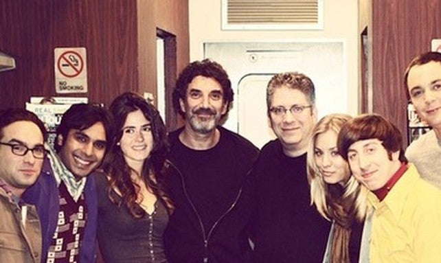 Anna Allen, con el equipo de 'The Big Bang Theory', en uno de sus fotomontajes.