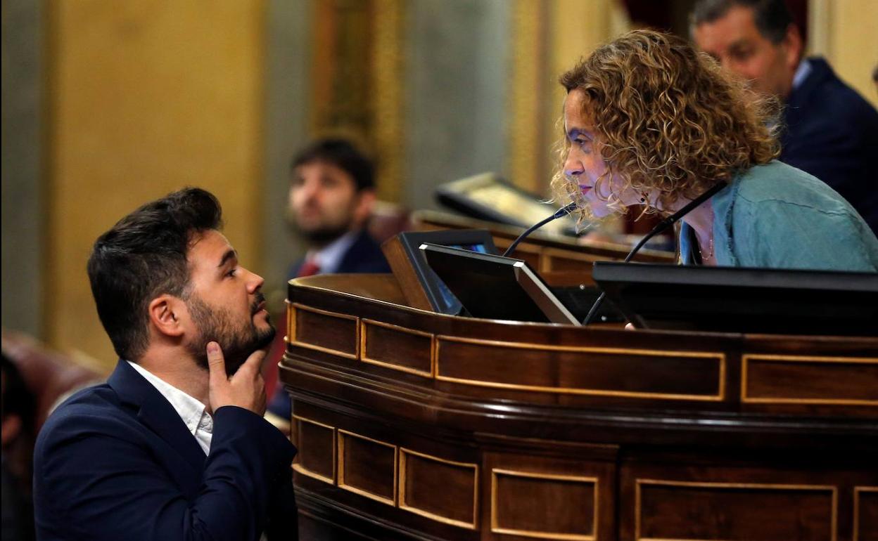 La presidenta del Congreso, Meritxell Batet, dialoga con el diputado de ERC Gabriel Rufián.