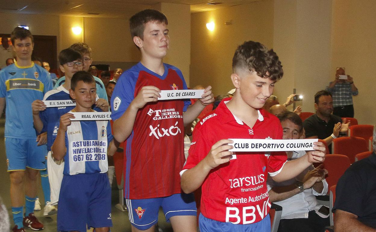 Representantes de cada equipo, momentos antes de la celebración del sorteo. 