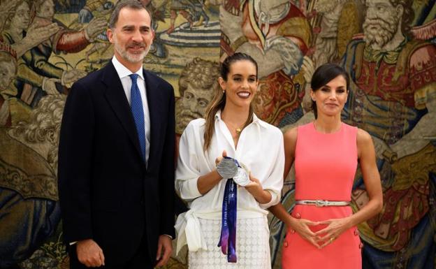 Ona Carbonell, entre el rey Felipe y la reina Letizia. 