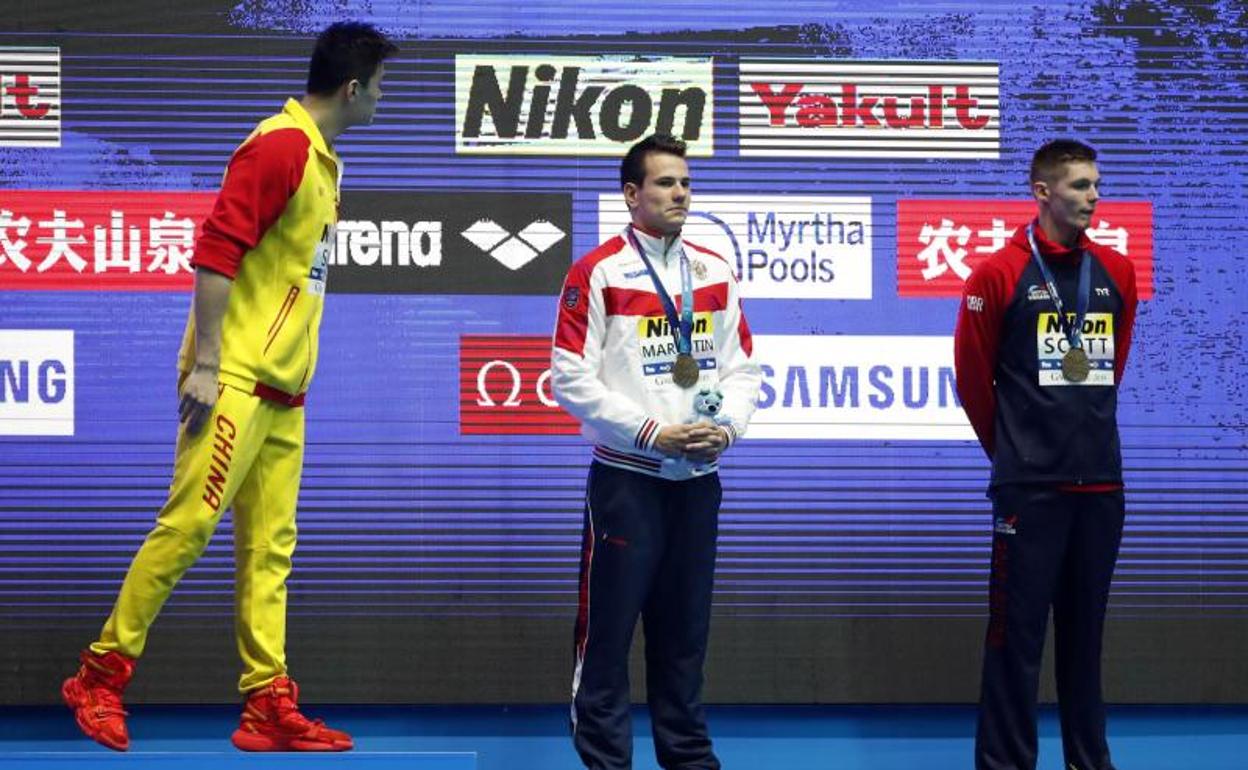 Sun Yang (i) recrimina a Duncan Scott (d) en el podio. 