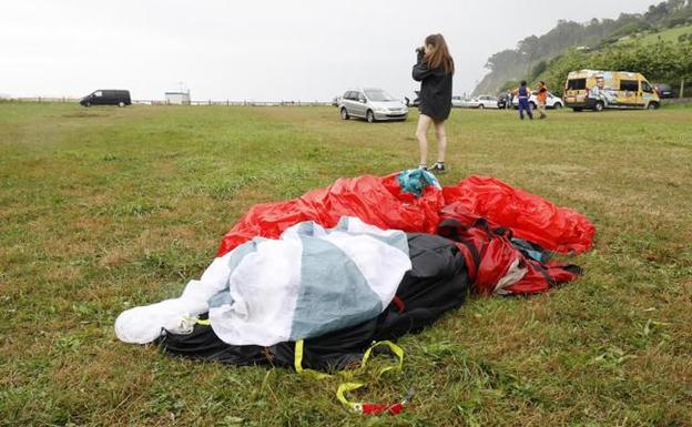 el parapente del fallecido en el parking de la playa.