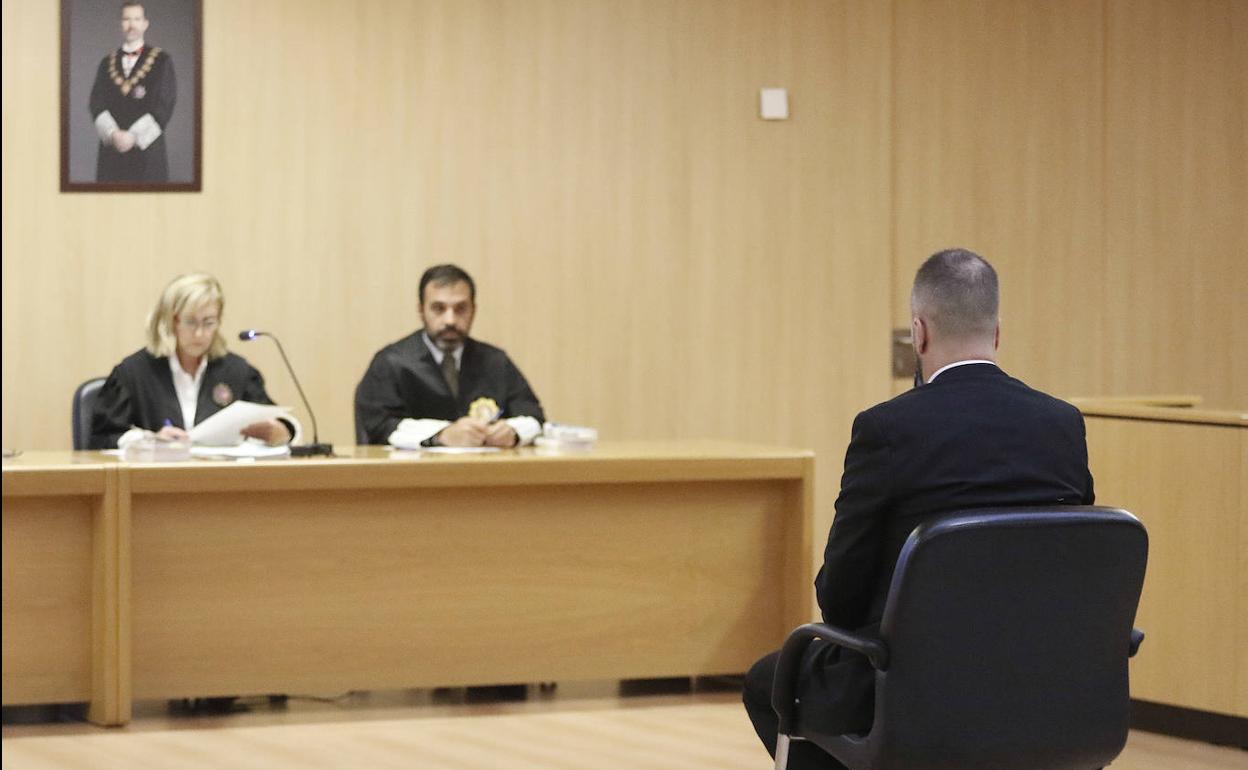 El acusado durante la vista celebrada hoy en la sección Octava de la Audiencia Provincial. 