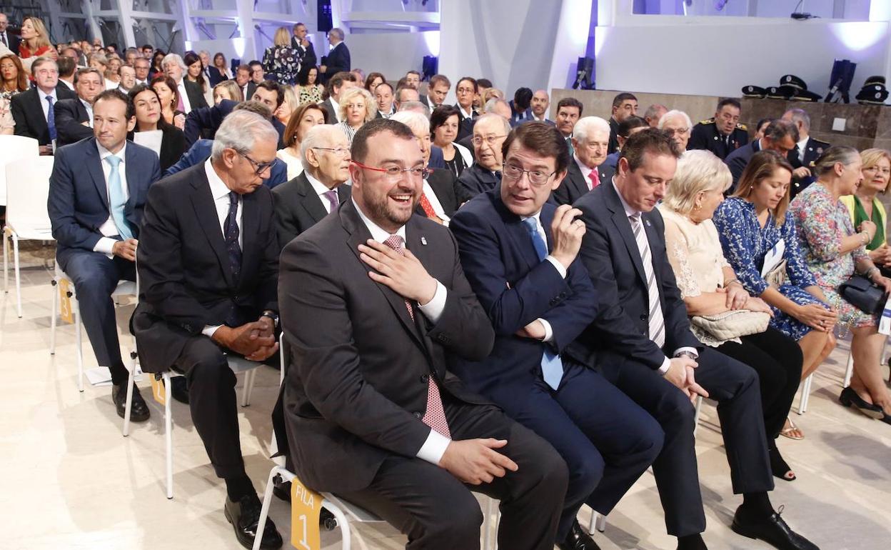 Adrián Barbón, en la entrega de la medalla a Javier Fernández en Galicia.