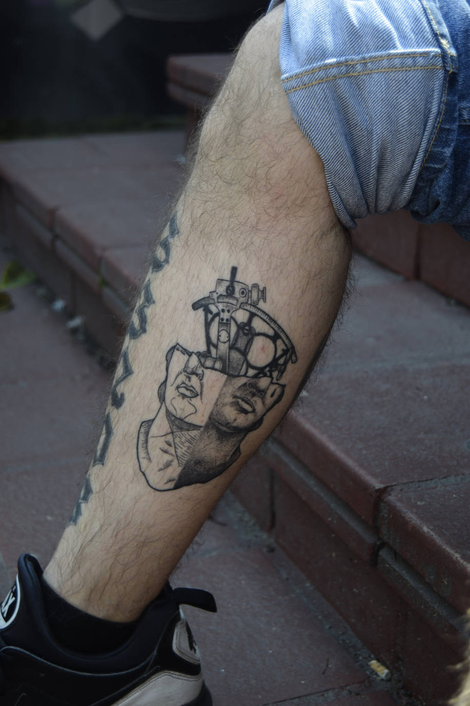 Tatuaje realista con toques de 3D. Este tipo de obra está inspirada en la ilustración y es tendencia.