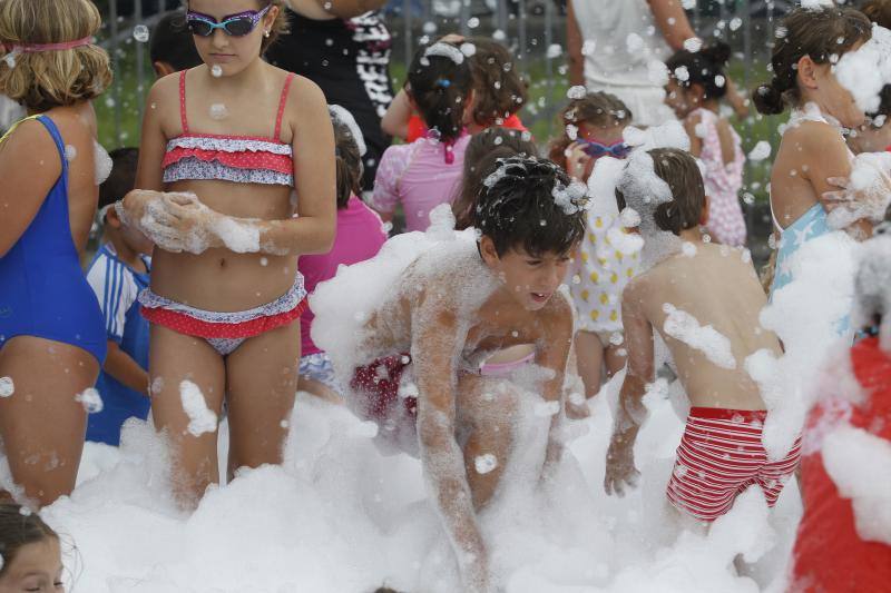 Las lluvias de este jueves no han podido con la fiesta de la espuma que se celebró en la pista polideportiva de Santa Ana con motivo de las fiestas de Granda