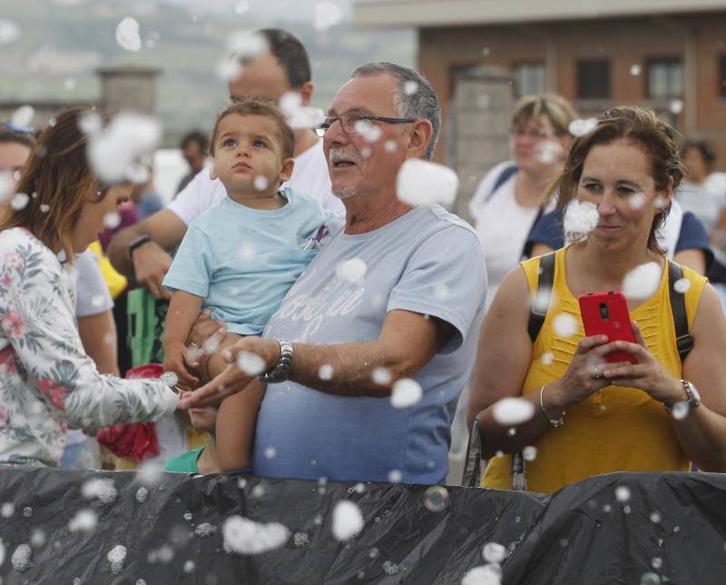 Las lluvias de este jueves no han podido con la fiesta de la espuma que se celebró en la pista polideportiva de Santa Ana con motivo de las fiestas de Granda