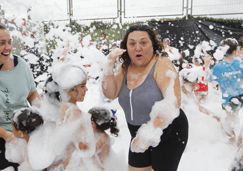 Las lluvias de este jueves no han podido con la fiesta de la espuma que se celebró en la pista polideportiva de Santa Ana con motivo de las fiestas de Granda