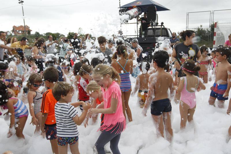 Las lluvias de este jueves no han podido con la fiesta de la espuma que se celebró en la pista polideportiva de Santa Ana con motivo de las fiestas de Granda