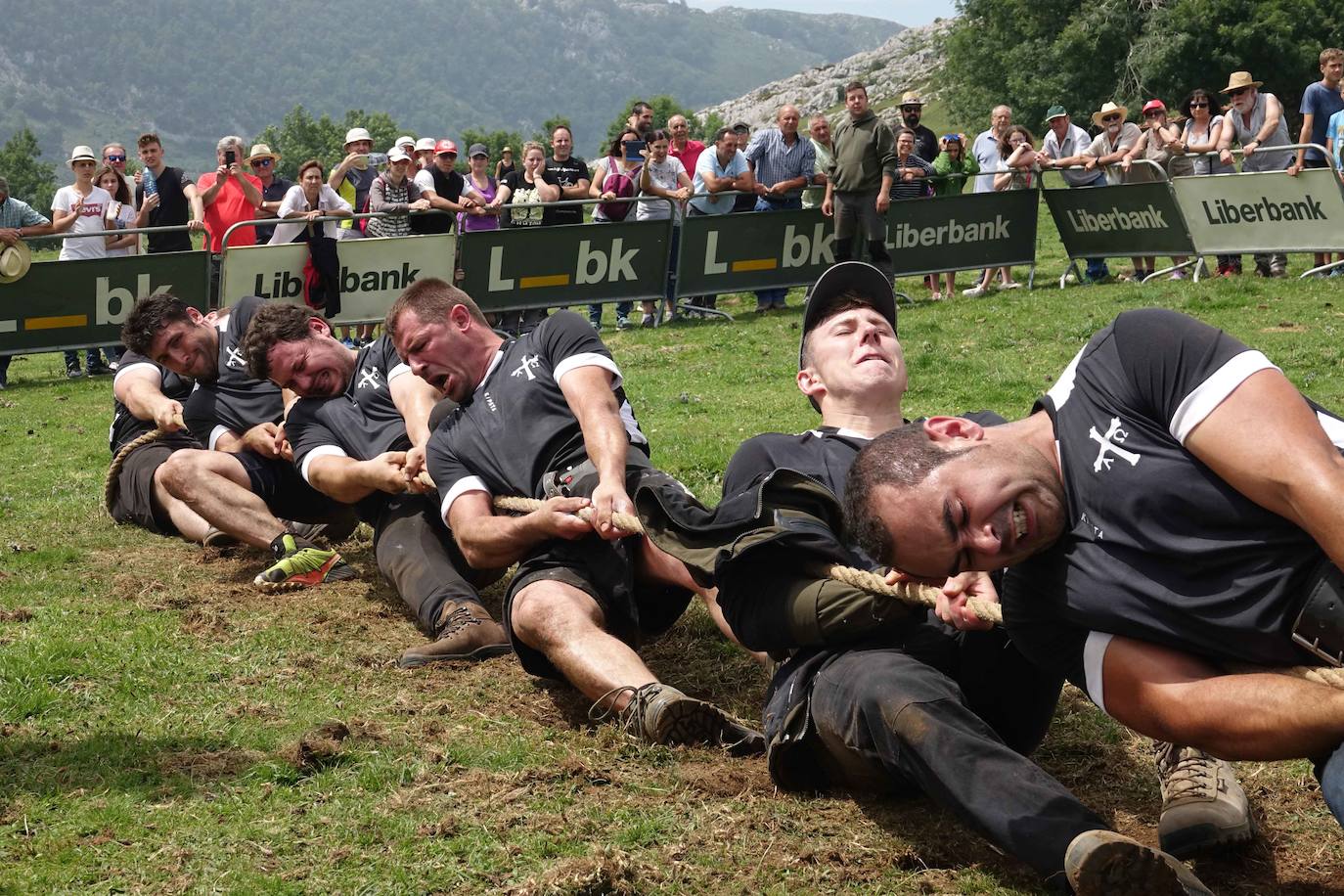 La Fiesta del Pastor volvió a congregar a numerosos curiosos y participantes en los pastos de los Lagos de Covadonga donde el mundo rural de Picos de Europa celebra una jornada festiva y reivindicativa. 