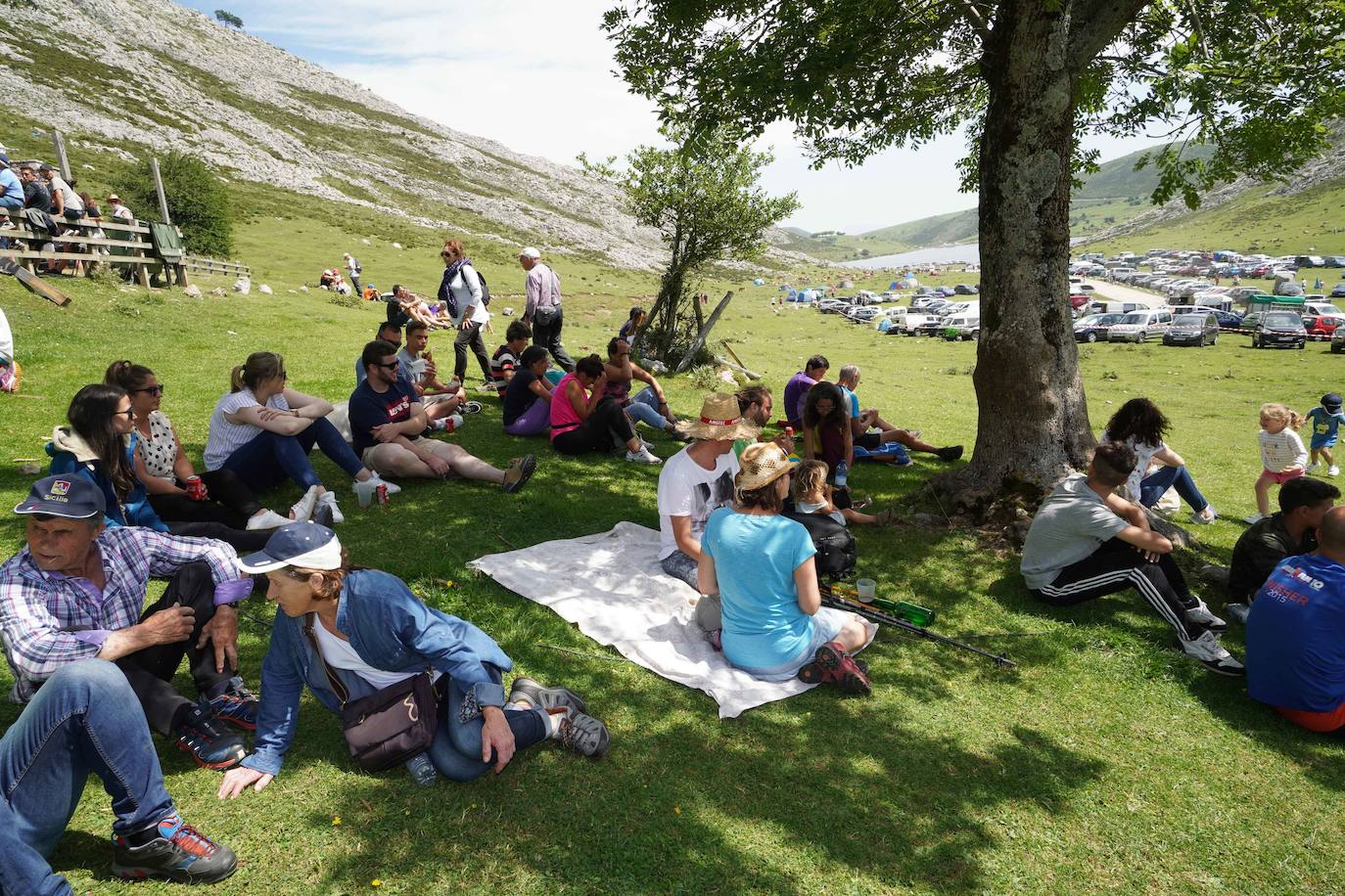 La Fiesta del Pastor volvió a congregar a numerosos curiosos y participantes en los pastos de los Lagos de Covadonga donde el mundo rural de Picos de Europa celebra una jornada festiva y reivindicativa. 