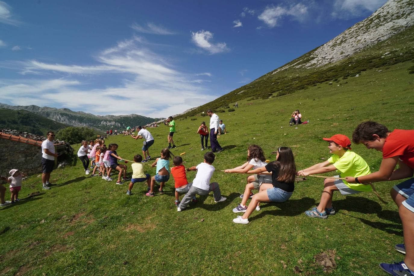 La Fiesta del Pastor volvió a congregar a numerosos curiosos y participantes en los pastos de los Lagos de Covadonga donde el mundo rural de Picos de Europa celebra una jornada festiva y reivindicativa. 