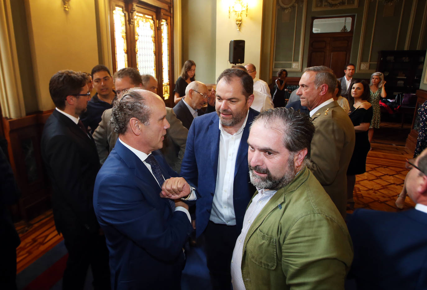 Los diez consejeros que integran el gabinete de Barbón, dos más que en la pasada legislatura, han tomado posesión de sus cargos en una ceremonia que ha tenido lugar en el Parlamento regional, en vez de en el Palacio de Presidencia, como era habitual. Al acto han asistido diputados y representantes de la vida social, económica o política de Asturias.