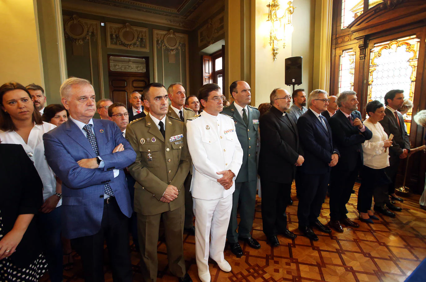 Los diez consejeros que integran el gabinete de Barbón, dos más que en la pasada legislatura, han tomado posesión de sus cargos en una ceremonia que ha tenido lugar en el Parlamento regional, en vez de en el Palacio de Presidencia, como era habitual. Al acto han asistido diputados y representantes de la vida social, económica o política de Asturias.