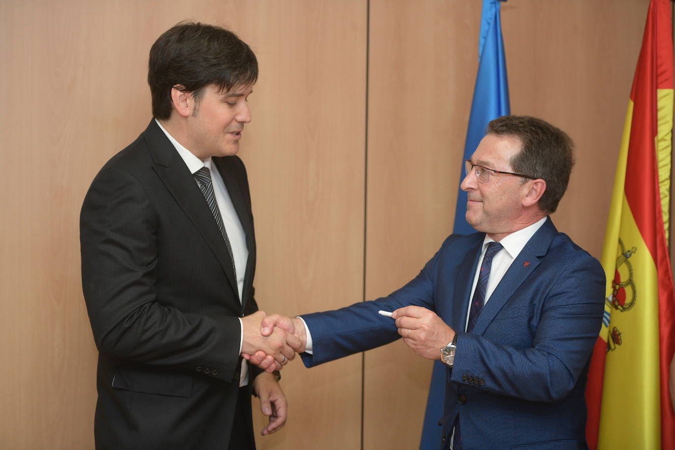 Genaro Alonso traspasa sus competencias a Borja Sánchez.