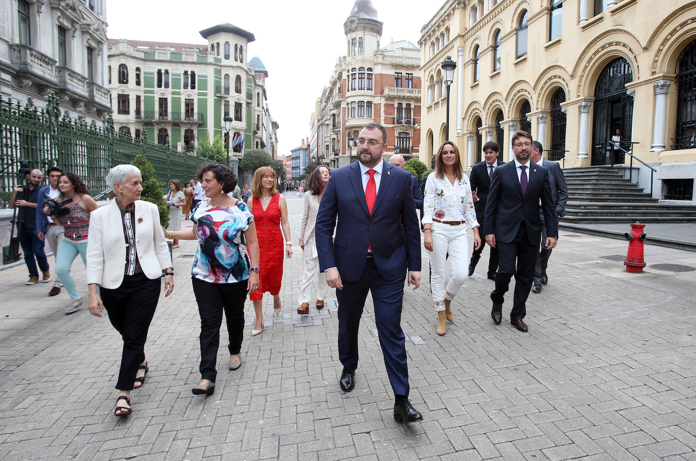 El presidente del Principado y los consejeros se dirigen a la Junta General.