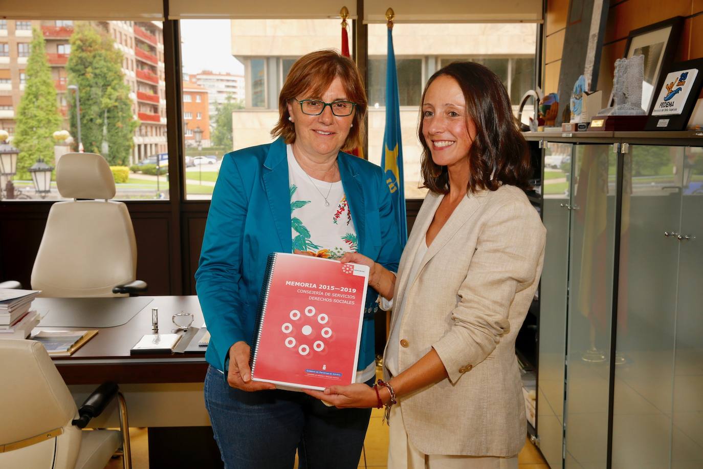 Pilar Varela da el traspaso a Melania Álvarez.