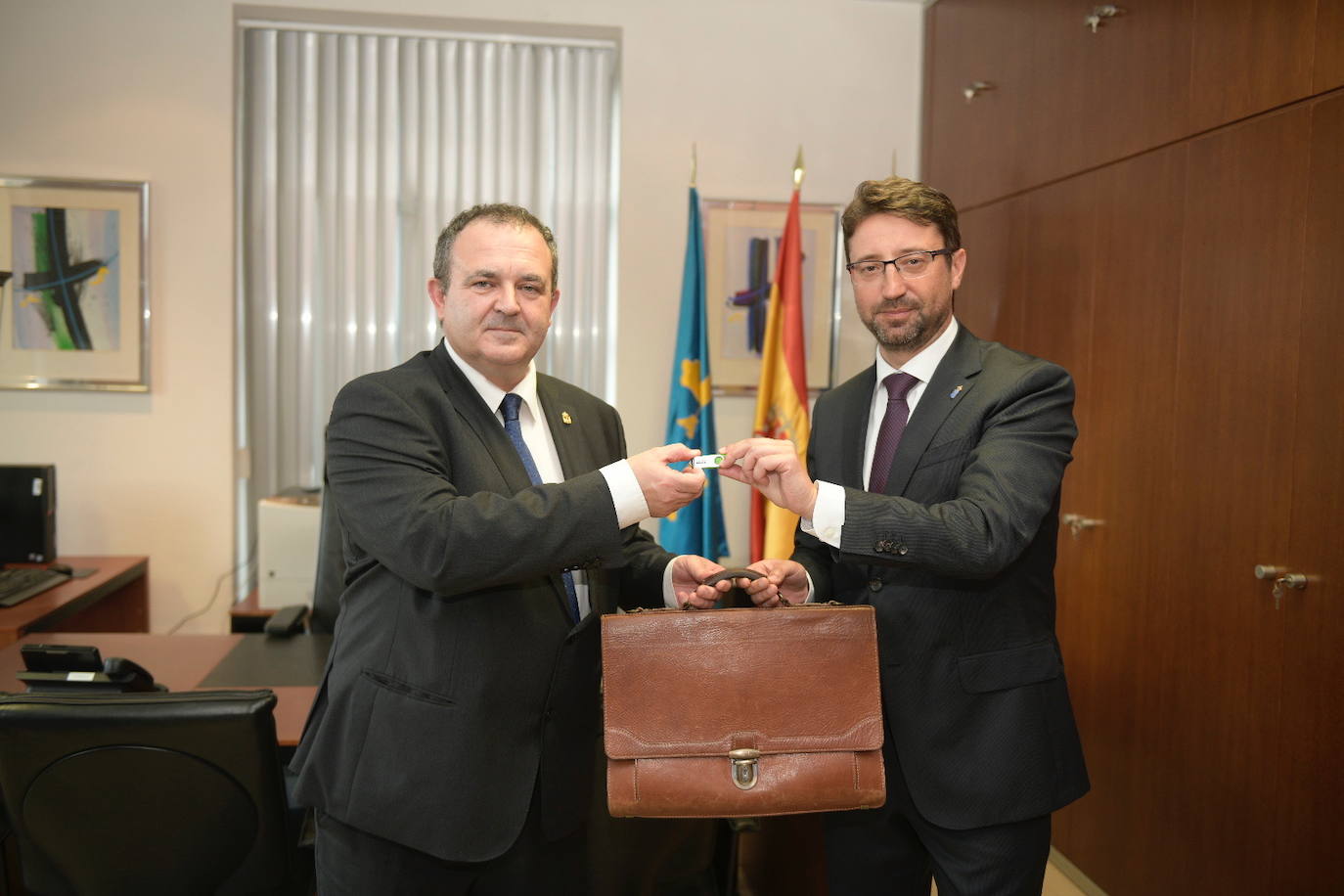 Enrique Fernández recibe la cartera de Isaac Pola.