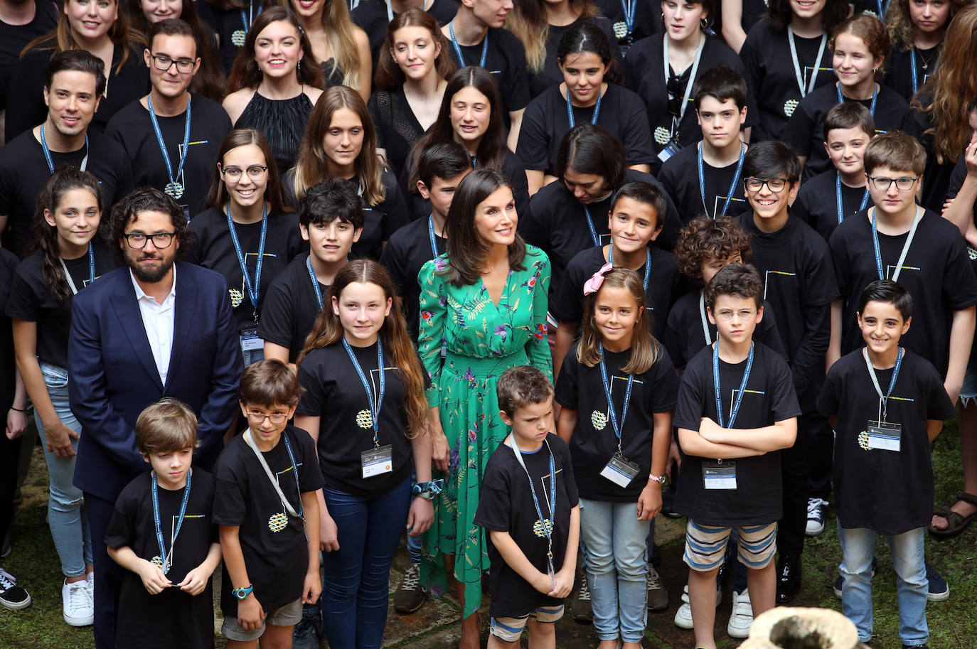 El público la recibió con aplausos a su llegada al Museo Arqueológico para asistir a la lección magistral de Aarón Zapico en los cursos de verano de la Escuela de Música de la Fundación Princesa